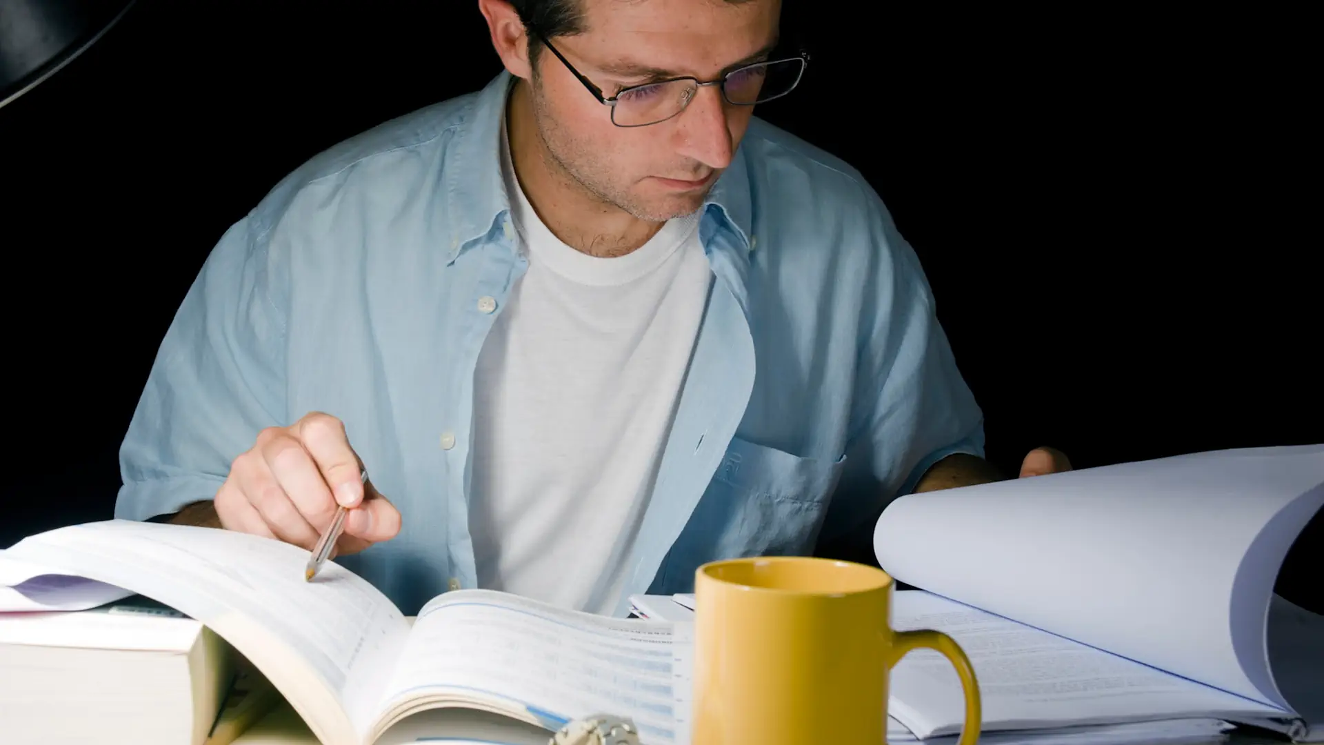 adulto estudiando leyes para oposiciones
